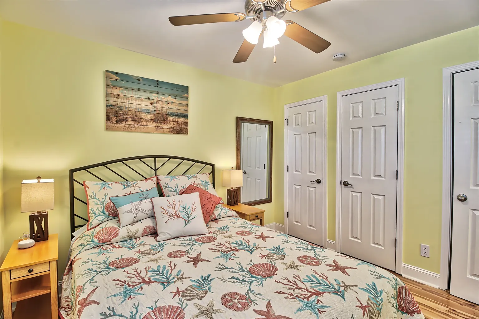 Queen bed room