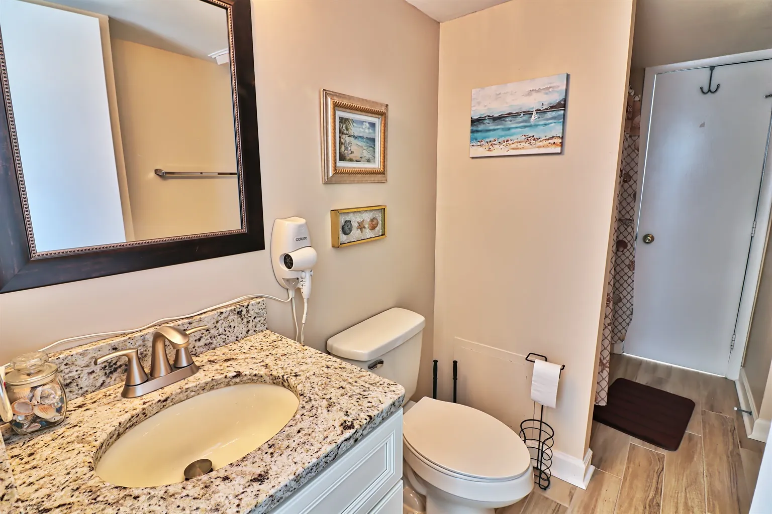 2nd bathroom/tub