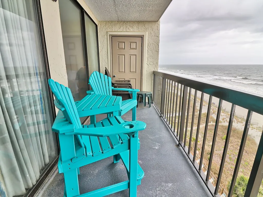 Balcony with Gorgeous ocean views!