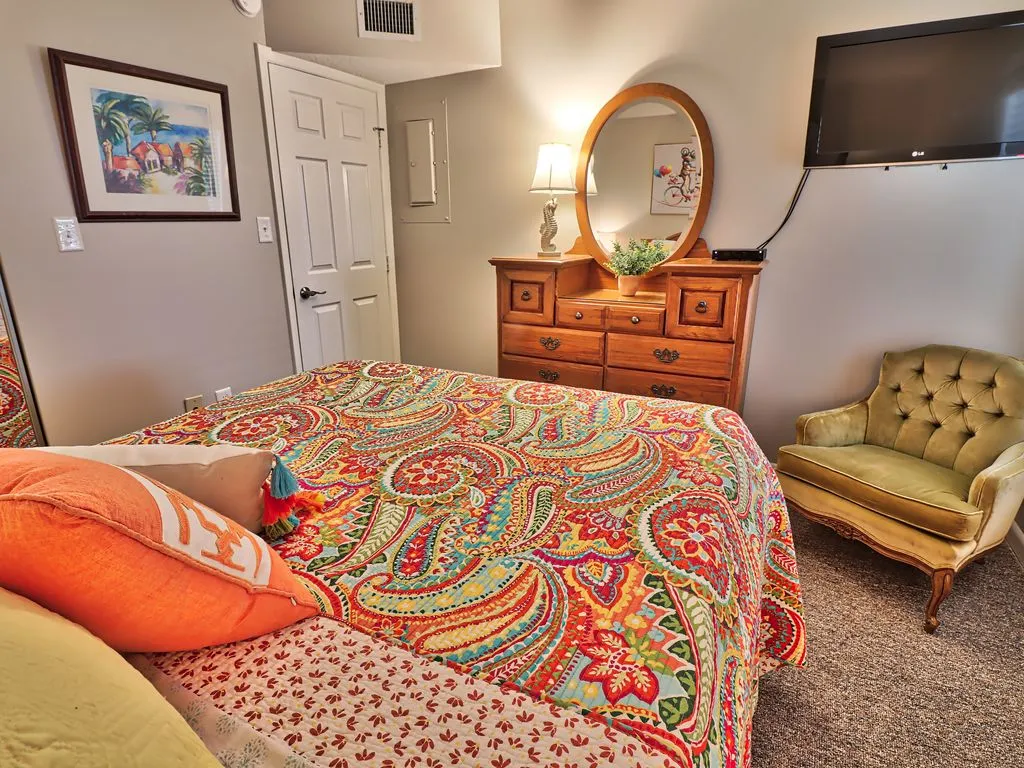Queen 2nd bedroom