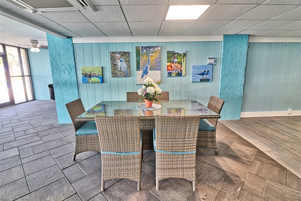 Lobby seats 25